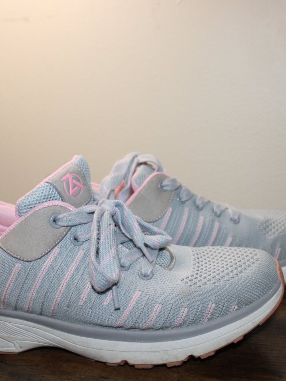 Women’s Zeba Hands‐Free Sneakers Gray Pink Size 10.5 – Comfort Walking Shoes